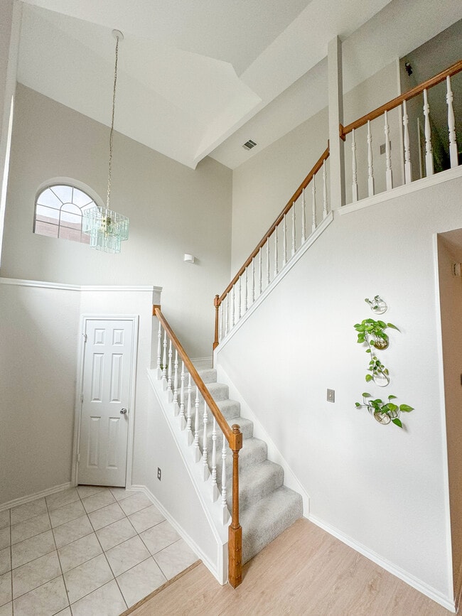 Building Photo - 2223 Meadowstone Dr