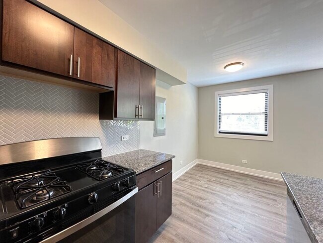 Building Photo - 533 W Surf St