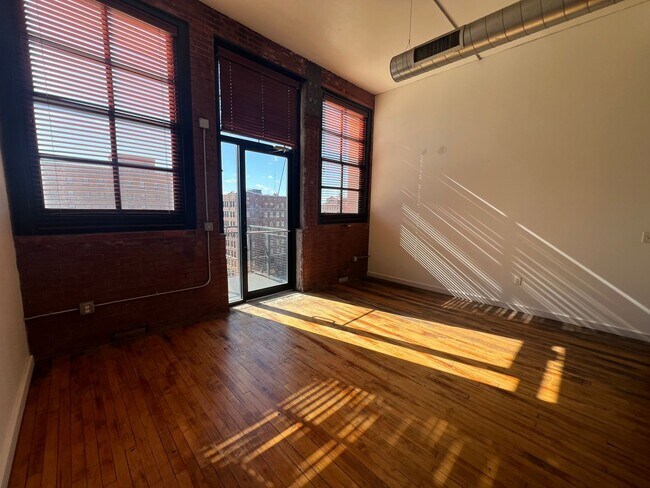 Foto del edificio - Large 1 Bedroom Loft with Balcony Available in Downtown St. Louis!