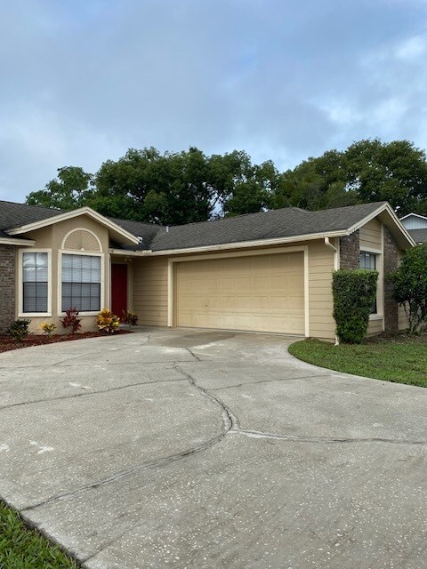 Building Photo - 4/2 in Deltona, $1,925/month