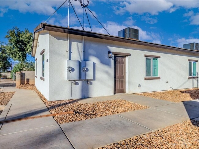 Building Photo - 1603 S Van Buren Ave
