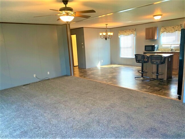 Building Photo - Spacious mobile home on acreage