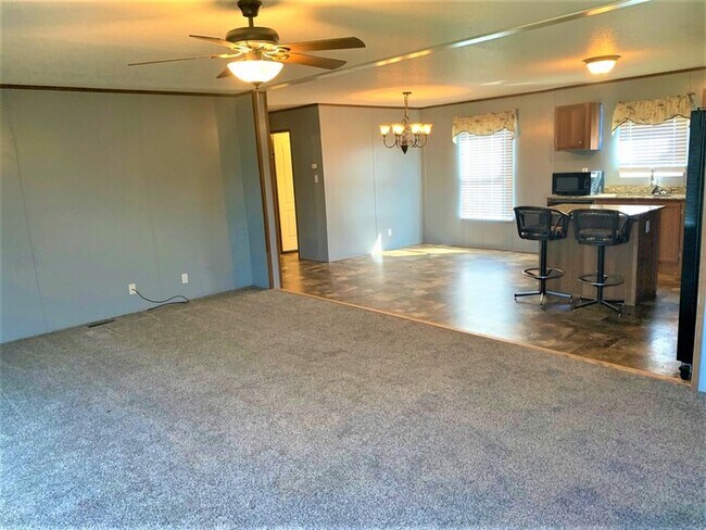Foto del edificio - Spacious mobile home on acreage