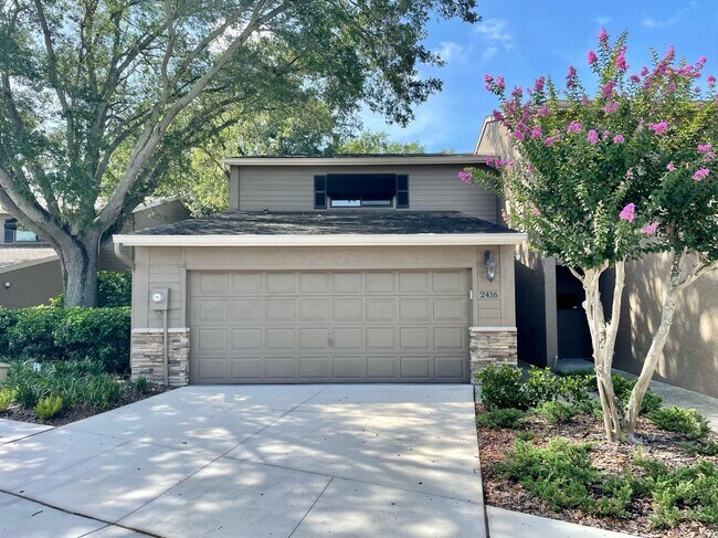 Building Photo - Updated 3 Bed 2.5 Bath Townhouse - SoHo / Hyde Park Area