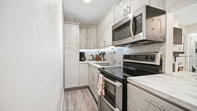 Building Photo - 35 Henry St