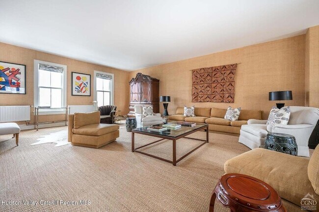 Building Photo - 613 Warren St