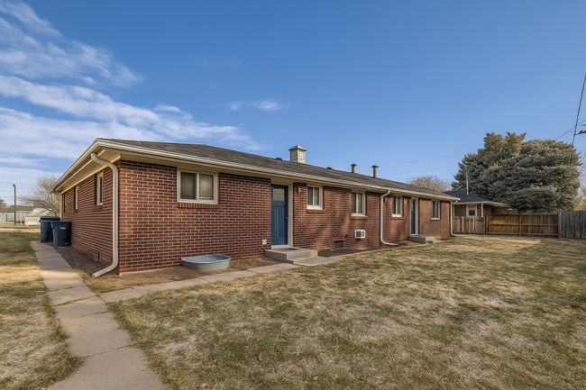 Building Photo - Affordable 3bed/ 1 bath apartment 1 month ...