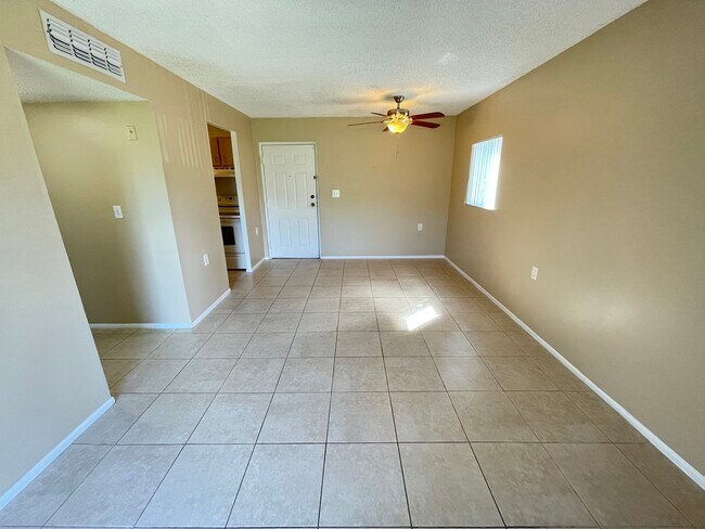 Foto del edificio - 1101 N Benoist Farms Rd