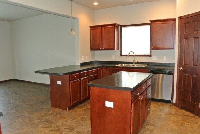 Building Photo - 3 Bedroom Townhome!