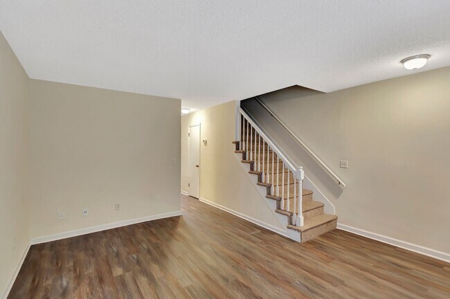 Foto del edificio - Rare end unit Summerville Townhome!!