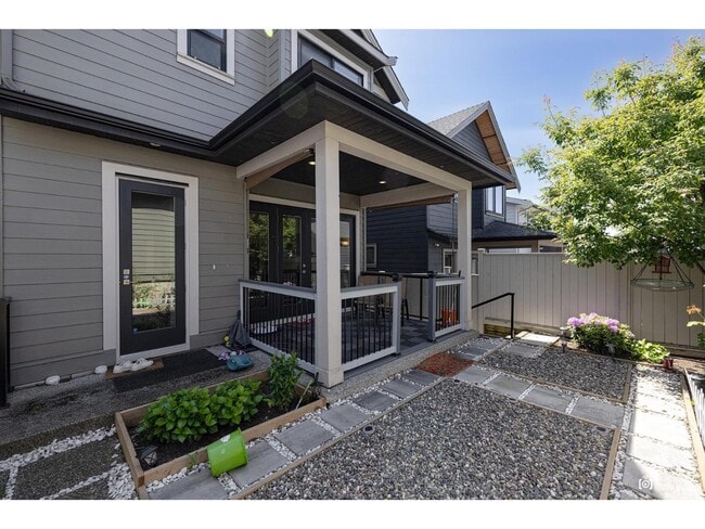 Building Photo - 16475 21A Ave