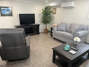 Building Photo - 321 W Walnut St