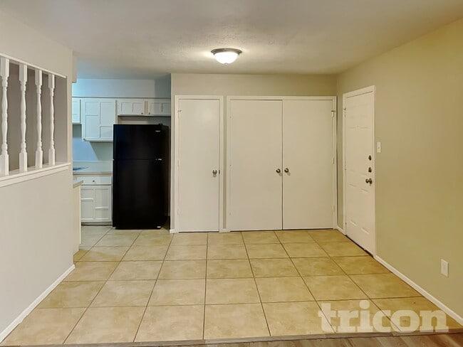 Building Photo - 1555 Willowbrook St