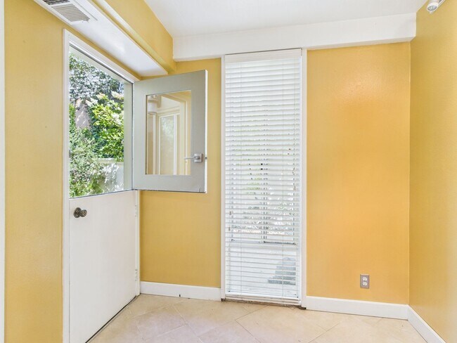 Foto del edificio - Spacious 2 bedroom condo available in Nort...