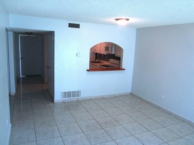 Dining Area - Dade House Apartments