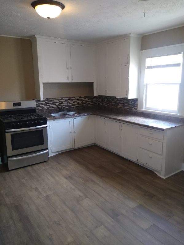 Updated kitchen with stainless appliances - 118 S B St