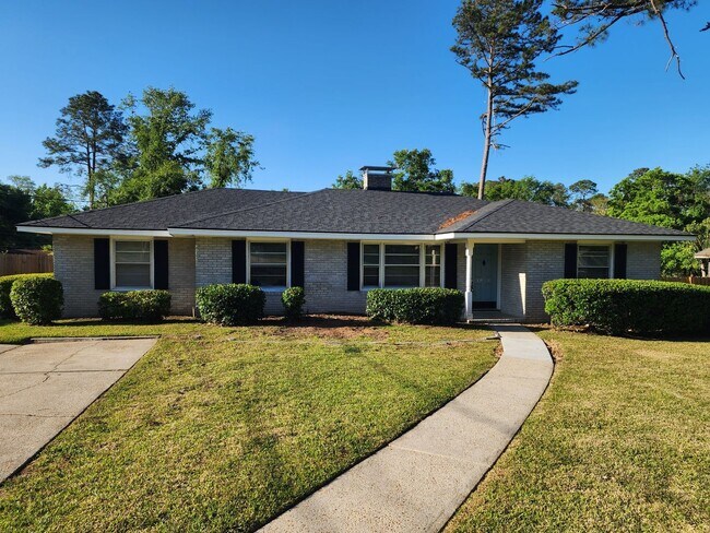 Foto del edificio - Spacious 4BR/2BA Brick Home with Fireplace, Large Island!