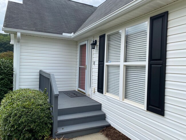 Building Photo - West AVL - Spacious Home in Scenic Bluff S...