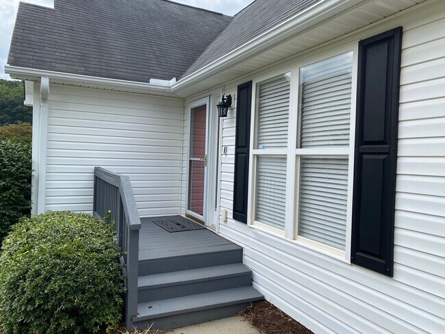 Foto del edificio - West AVL - Spacious Home in Scenic Bluff Subdivision