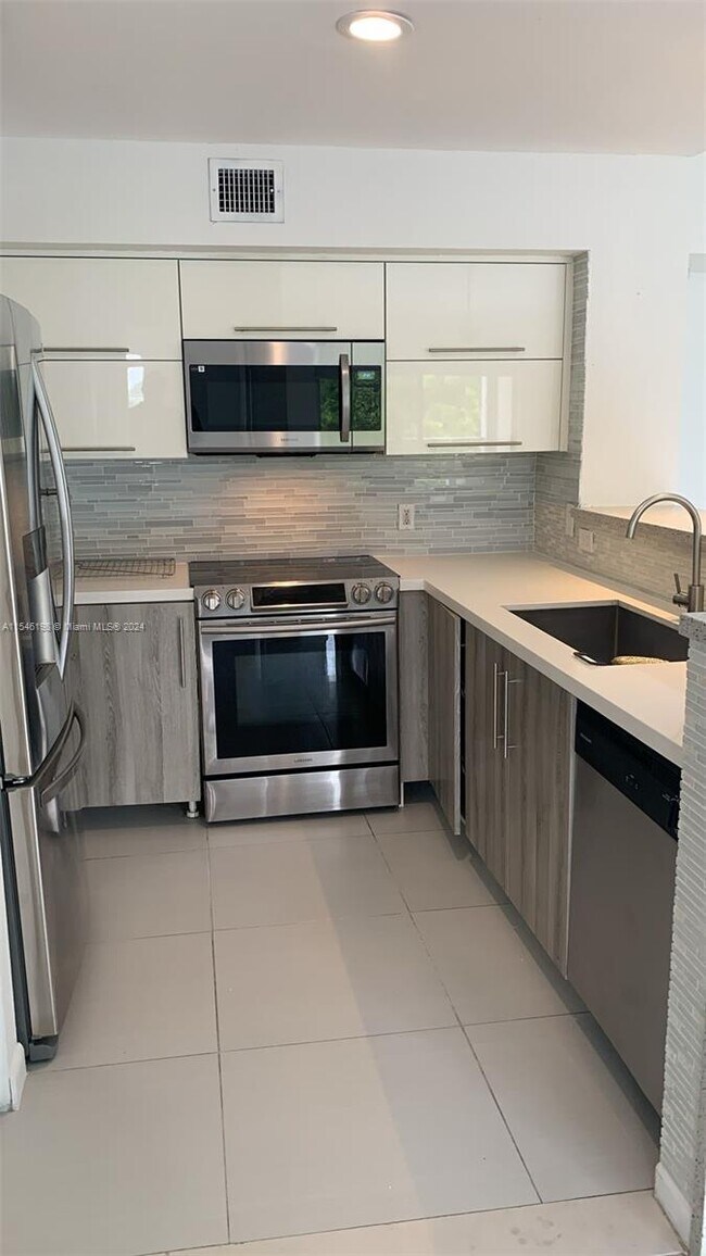 Foto del edificio - 4360 NW 107th Ave