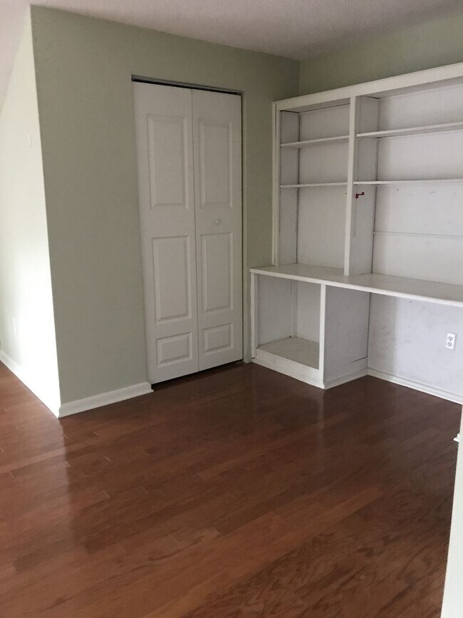 Building Photo - 30 Nash St