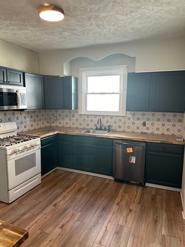 Primary Photo - Newly Renovated Spacious Home