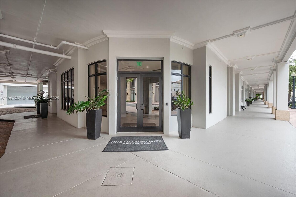 Foto principal - 4100 Salzedo St