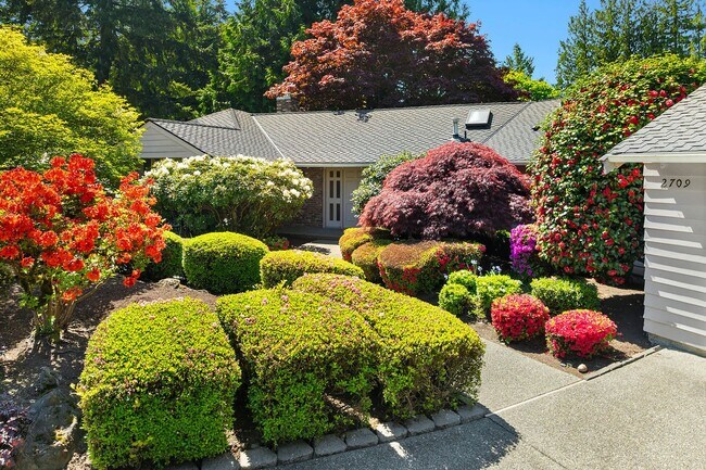 Building Photo - 4Bd/2.5Ba Clyde Hill Home