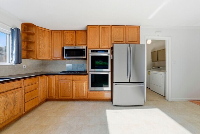 Foto del edificio - Large Oakland Hills Home With Large Garage/Yard +Laundry Hook-Ups!