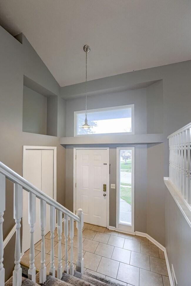 Building Photo - Well Appointed 3 Bedroom In Prime Location...