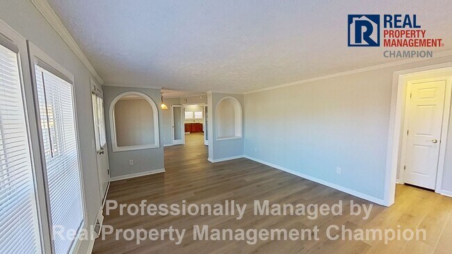 Foto del edificio - Spacious 3 BD/2.5 BA Home w/New Flooring and Fresh Paint