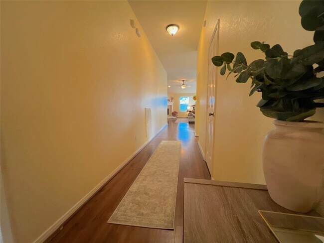 Building Photo - 24027 Floragate Dr