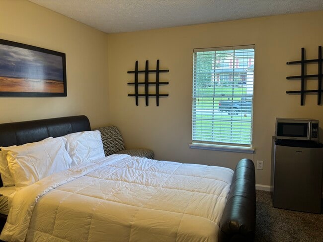 Building Photo - 5300 Forest Downs Ln