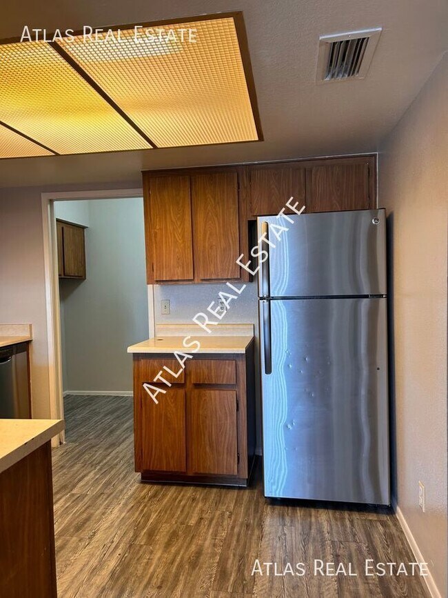 Building Photo - AVAILABLE NOW!! ONE MONTH FREE!! 2 bed 2 b...