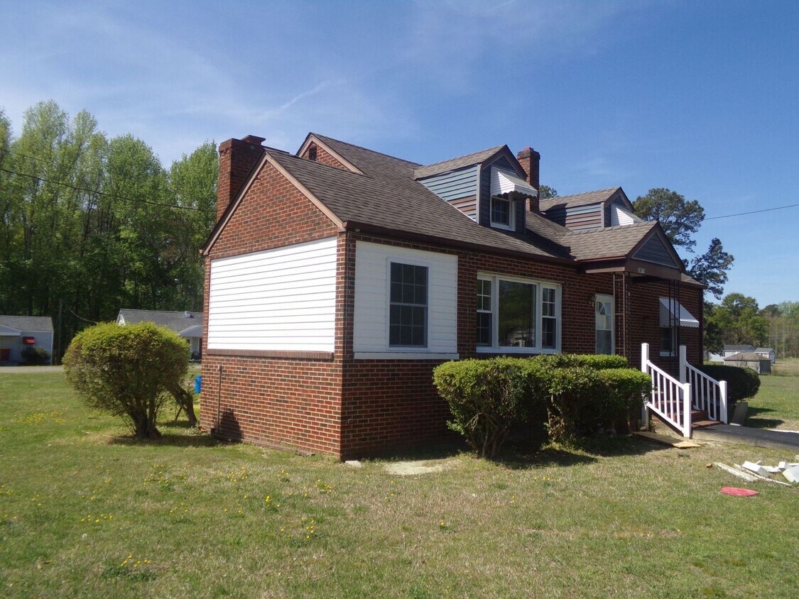 Primary Photo - 4 Bedroom on County Dr.(Rt.460) in Petersburg