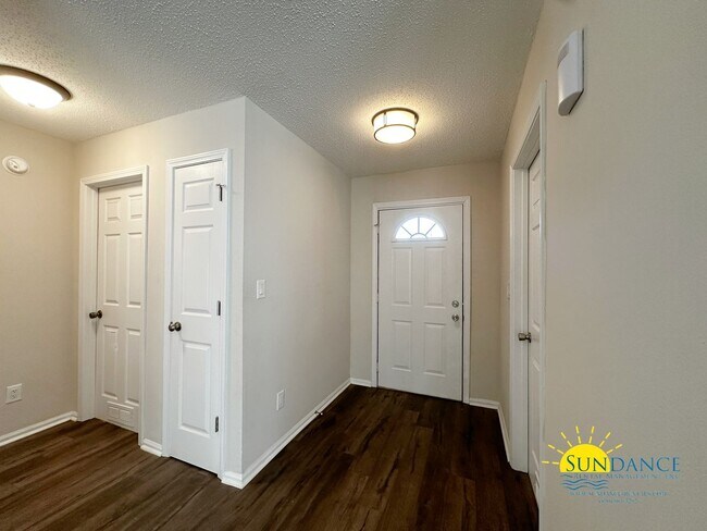 Building Photo - Pet Friendly 4 Bedroom Home in Fort Walton...