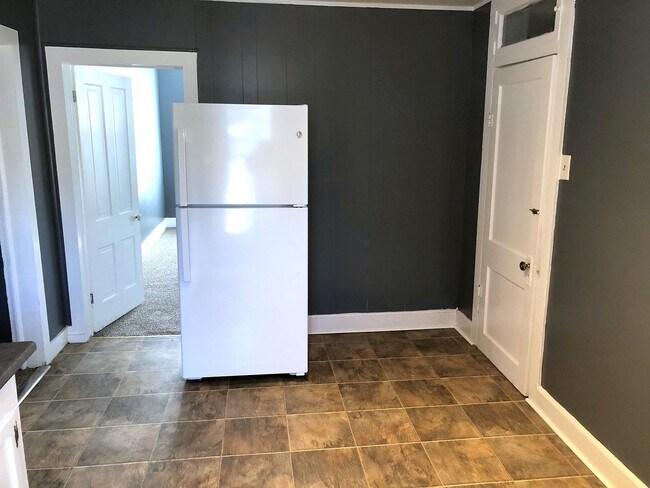 Building Photo - 3-4 Bed Ranch House - New Appliances, Carp...