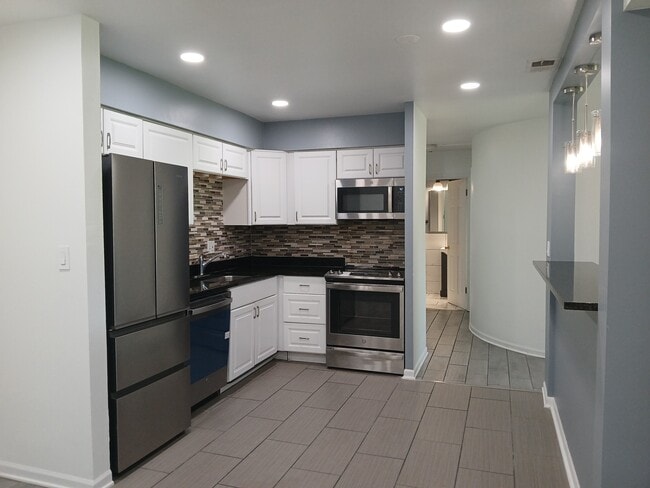 Building Photo - 2300 Beau Monde Ln