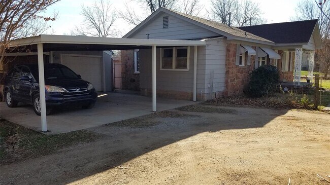 Building Photo - 520 S Sooner Rd
