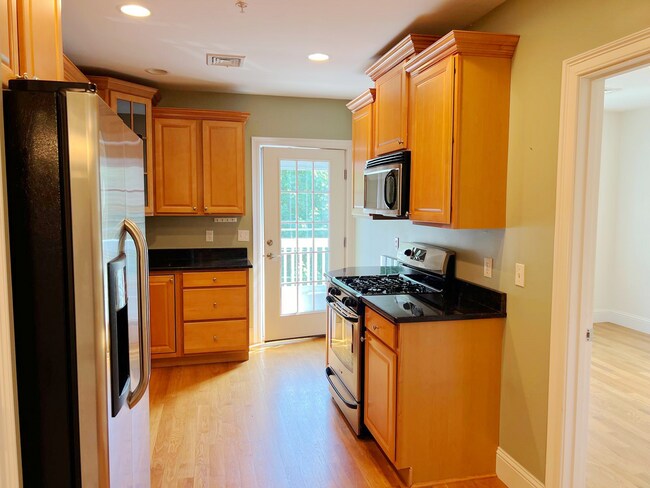 Foto del edificio - Elegant 3-Bed Condo in Prime Watertown Loc...