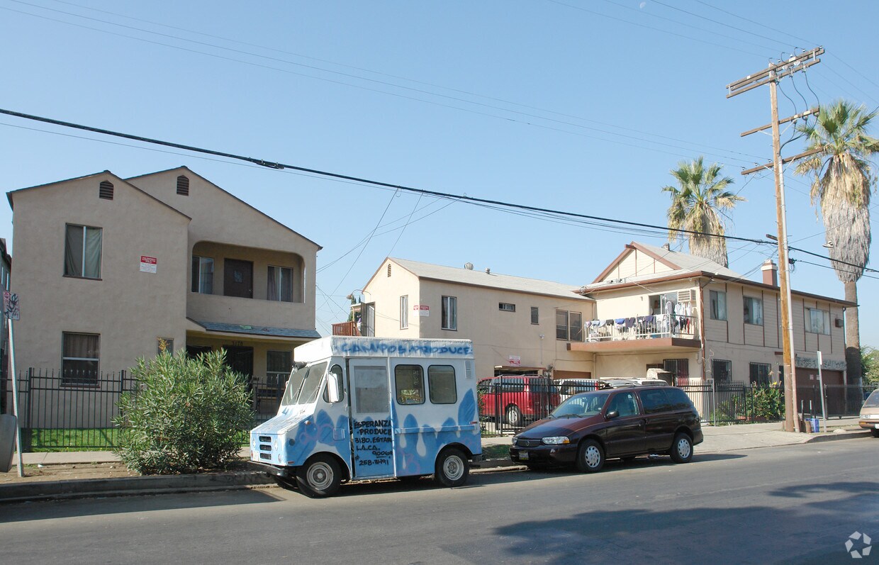 Primary Photo - 5 Unit Apartment + 1 Nonconforming