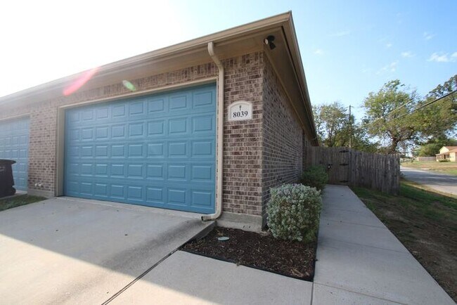 Foto del edificio - COMING SOON! Modern 3BR/2BA Duplex with 2-Car Garage & Fenced Yard — Fort Worth, TX | Pet Friendly