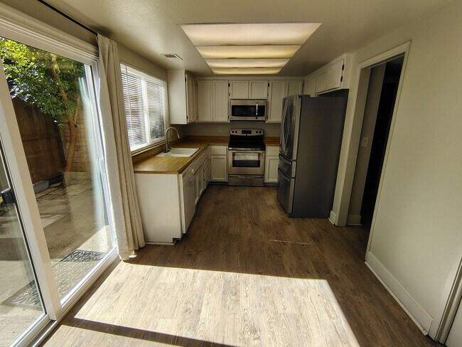 Foto del edificio - 939 Claremont Ct