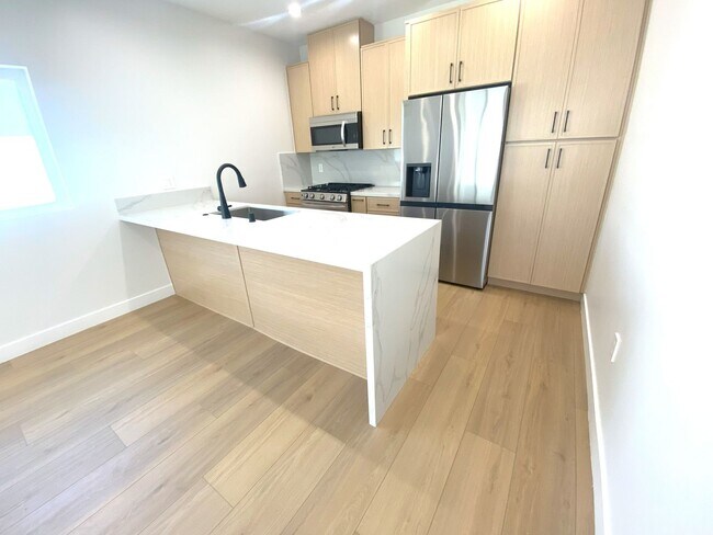 Foto del edificio - 4641 W 130th St