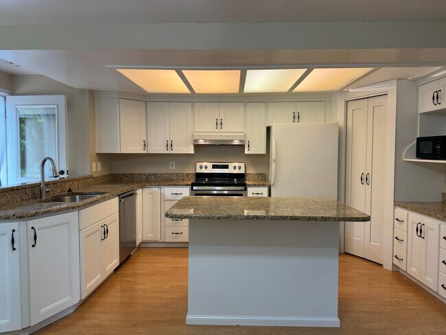 Foto del edificio - CLICK "REQUEST A TOUR" NOW!