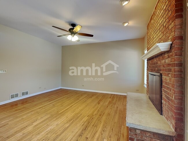 Building Photo - 626 David St