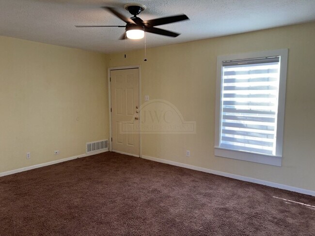 Building Photo - 515 W Kern Rd