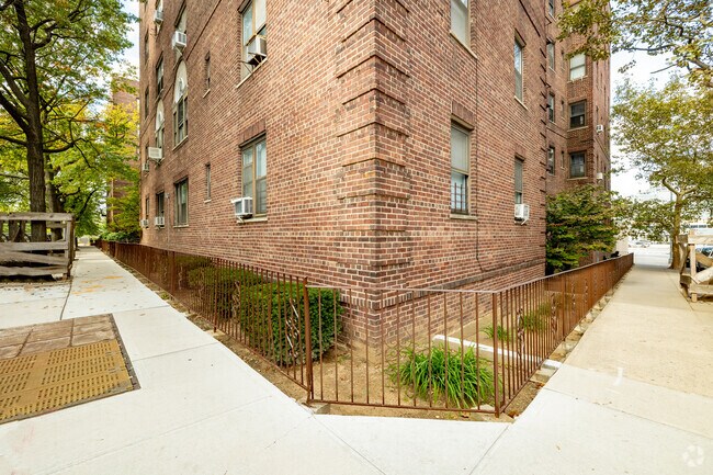 Foto del edificio - 61-41 Saunders St