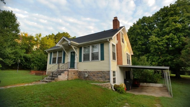 Foto del edificio - Charming Riverside Home w/ many EXTRAS!!!