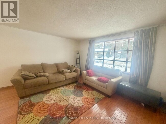 Building Photo - 156 Paperbirch Crescent